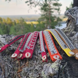 Die Armbänder von SUNNANSJÖ TENN aus Schwedisch Lappland werden aus Leder und Zinn hergestellt und sind in verschiedenen Farben und Grössen erhältlich.