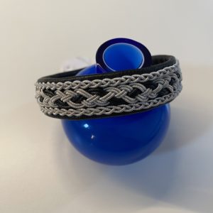 Die Armbänder von SUNNANSJÖ TENN aus Schwedisch Lappland werden aus Leder und Zinn hergestellt und sind in verschiedenen Farben und Grössen erhältlich.