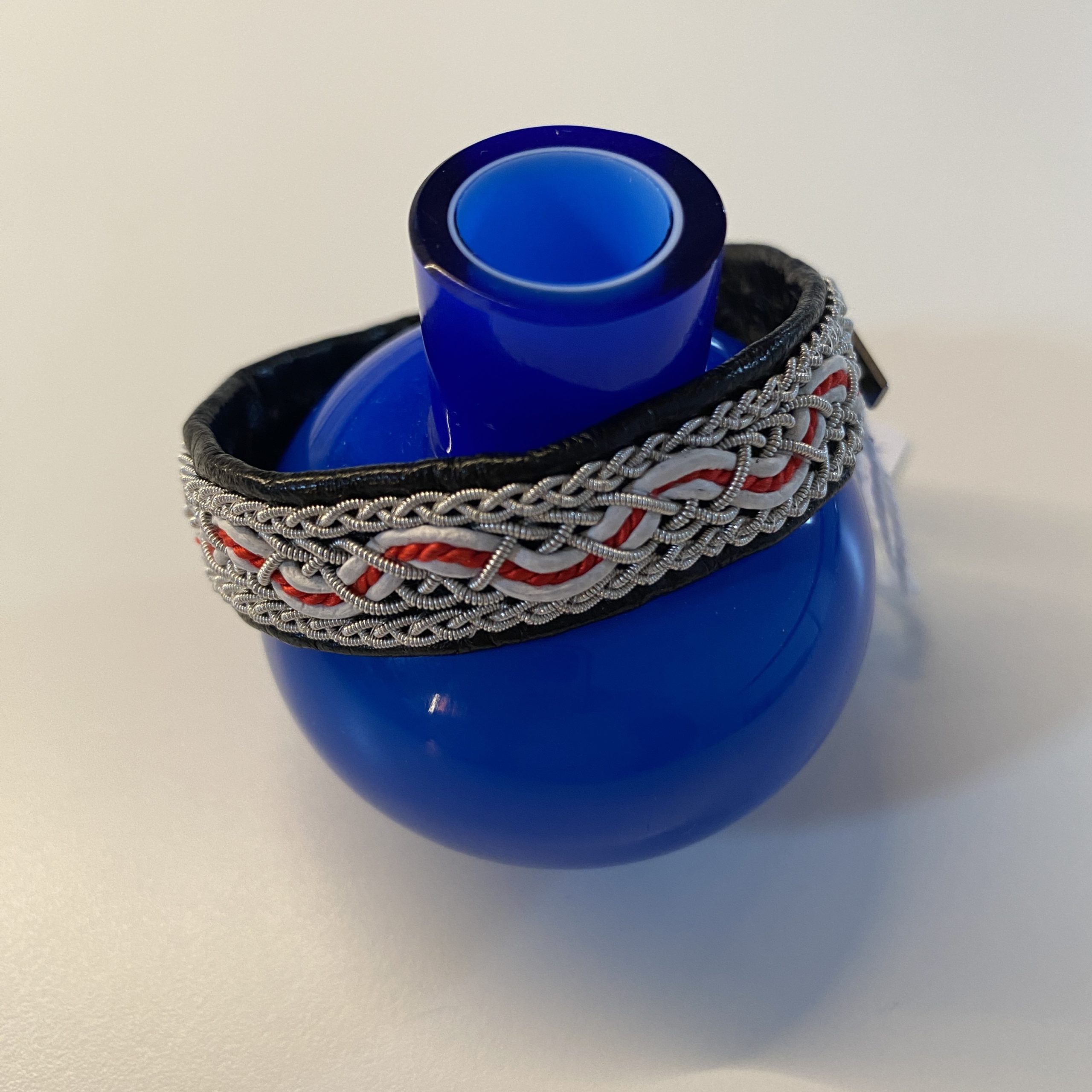 Die Armbänder von SUNNANSJÖ TENN aus Schwedisch Lappland werden aus Leder und Zinn hergestellt und sind in verschiedenen Farben und Grössen erhältlich.