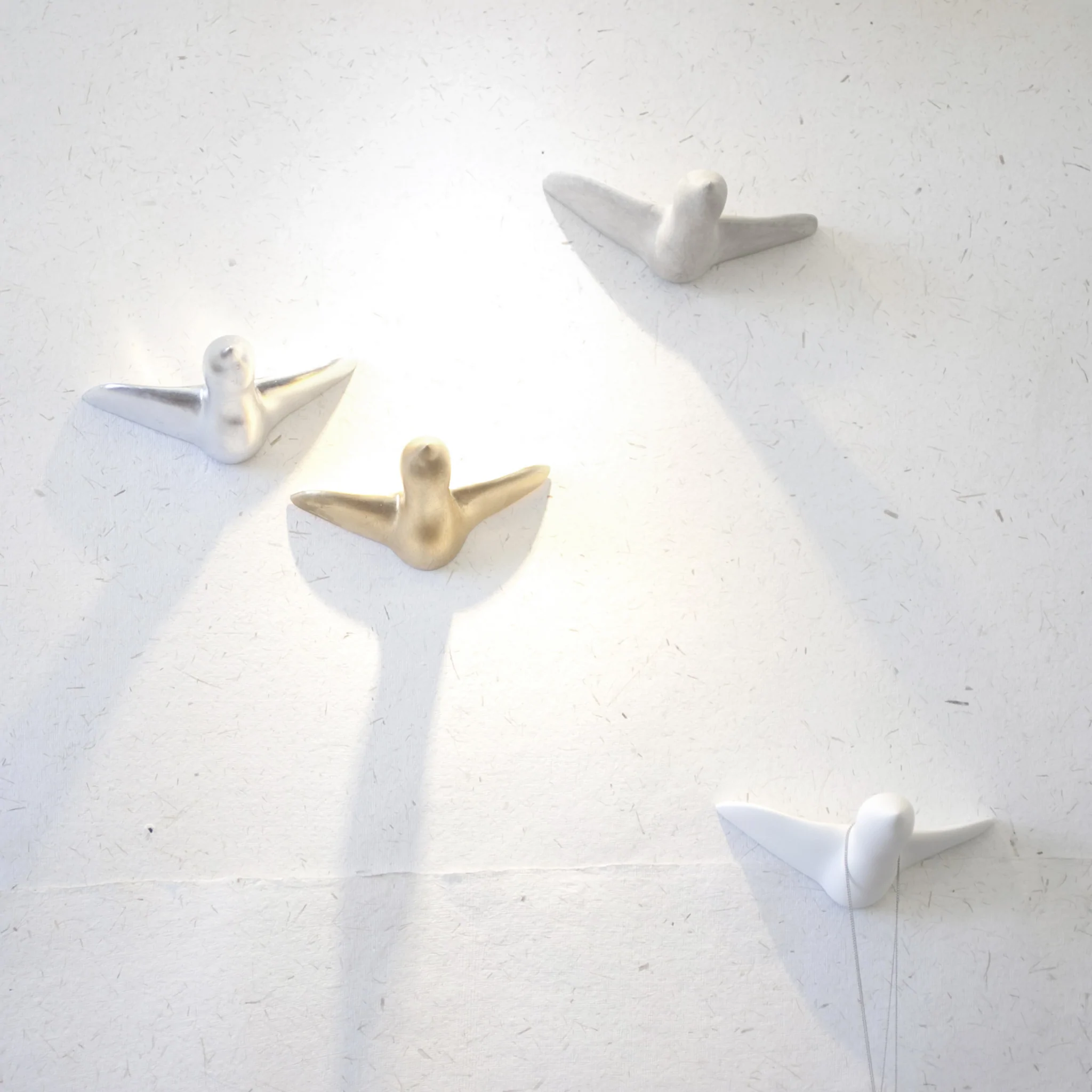 Der Vogelschwarm von Formpoet bietet die Möglichkeit Wände zu gestalten ohne diese zu befüllen und die ganze Wand in eine Inszenierung mit einzubeziehen.