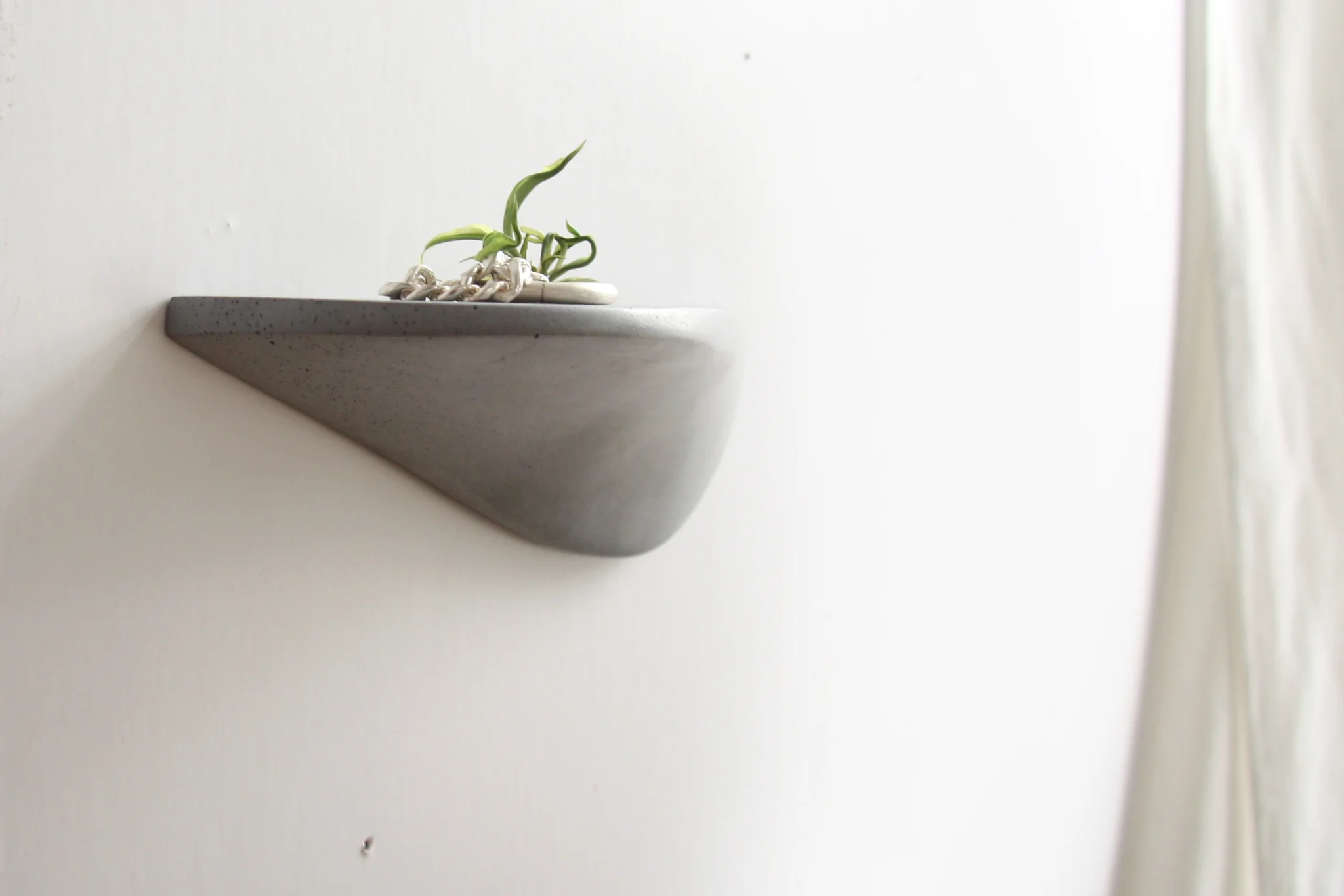 Bringt Schwung und Bewegung in jeden Raum und an jede Wand: Die Wandregale aus Beton. In der Grösse von 18 x 6 x 6 cm und in verschiedenen Farben.