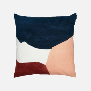 Der Kissenbezug PYYKKIPÄIVÄ von Marimekko hat eine Grösse von 50x50 cm und ist aus 100% Baumwolle gewebt. Bei Bedarf auch mit Innenkissen erhältlich.