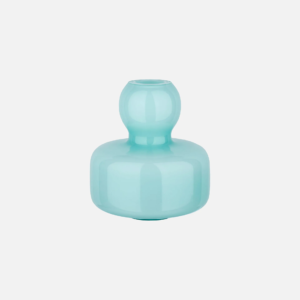 Die kleine Blumenvase FLOWER von Marimekko wurde von Carina Seth Andersson entworfen und aus mundgeblasenem Glas hergestellt.