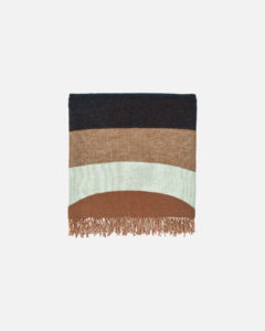 Die Wolldecke Melooni von Marimekko ist 130x170 cm, aus Baumwolle, Wolle und Polyamide. Bedruckt mit dem Melooni Muster in braun, weiss und dunkelblau.