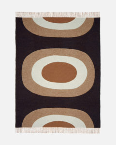 Die Wolldecke Melooni von Marimekko ist 130x170 cm, aus Baumwolle, Wolle und Polyamide. Bedruckt mit dem Melooni Muster in braun, weiss und dunkelblau.