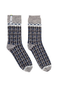 Diese «Kören Kerstin» Socken aus Merinowolle sind in der Grösse 42-45 erhältlich und im traditionellen Skandinavischem Strickmuster hergestellt.