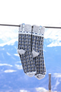 Diese «Kören Kerstin» Socken aus Merinowolle sind in der Grösse 42-45 erhältlich und im traditionellen Skandinavischem Strickmuster hergestellt.