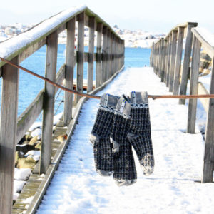 Diese «Kören Kerstin» Socken aus Merinowolle sind in der Grösse 42-45 erhältlich und im traditionellen Skandinavischem Strickmuster hergestellt.