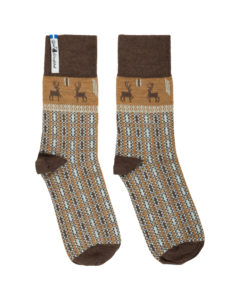 Diese «Scania Måns» Socken aus Merinowolle sind in der Grösse 42-45 erhältlich und im traditionellen Skandinavischem Strickmuster hergestellt.