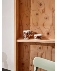 Diese OIVA / KENTUNMARJA Kaffetassen bestehen aus Keramik, das spülmaschinen-, ofen-, mikrowellen- und gefriergeeignet ist. Das Set enthält zwei Tassen.