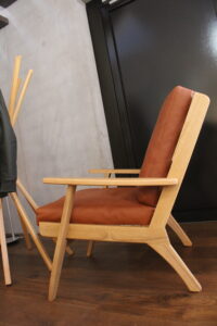 Das Design dieses Sessels bietet einen fantastischen Sitzkomfort und die Daunenkissen mit abnehmbaren Bezügen erleichtern die Wartung.