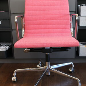 Der Aluminium Chair EA 117 von Vitra wurde von Charles und Ray Eames entworfen. Er eignet sich ideal für Büros dank der Formanpassung an den Körper.