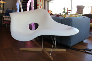 «La Chaise» von Vitra ist ein 1948 von Charles und Ray Eames entworfenes Sitzmöbel, das an die Form einer Chaiselongue erinnert.