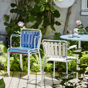 Der Haefeli Liegestuhl von Embru ist ein Gartenklassiker. Die PVC Kordeln sind in 11 verschiedenen Farben erhältlich und lassen sich austauschen.