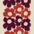 Dieser Baumwollstoff von Marimekko hat eine Rapportlänge von 156 cm und zeigt das UNIKKO Muster in den Farben rot, dunkelrot und leinen.