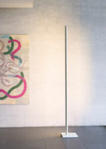 Die Stehleuchte Zen dark von Steve Léchot vereint in einem minimalistischen Design Leuchtkraft und Poesie und macht sie zu einer ganz besonderen Leuchte