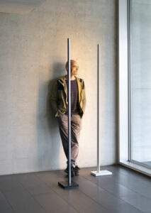 Die Stehleuchte Zen dark von Steve Léchot vereint in einem minimalistischen Design Leuchtkraft und Poesie und macht sie zu einer ganz besonderen Leuchte