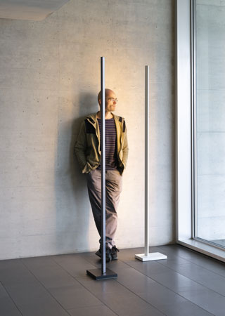 Die Stehleuchte Zen dark von Steve Léchot vereint in einem minimalistischen Design Leuchtkraft und Poesie und macht sie zu einer ganz besonderen Leuchte