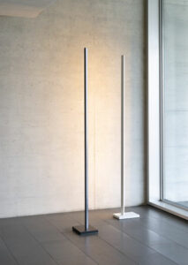 Die Stehleuchte Zen dark von Steve Léchot vereint in einem minimalistischen Design Leuchtkraft und Poesie und macht sie zu einer ganz besonderen Leuchte