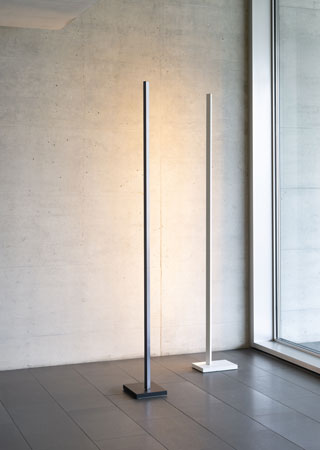 Die Stehleuchte Zen dark von Steve Léchot vereint in einem minimalistischen Design Leuchtkraft und Poesie und macht sie zu einer ganz besonderen Leuchte