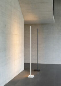 Die Stehleuchte Zen dark von Steve Léchot vereint in einem minimalistischen Design Leuchtkraft und Poesie und macht sie zu einer ganz besonderen Leuchte