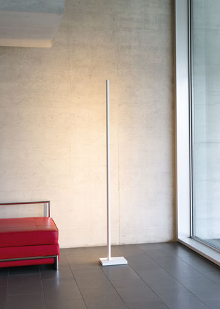 Die Stehleuchte Zen dark von Steve Léchot vereint in einem minimalistischen Design Leuchtkraft und Poesie und macht sie zu einer ganz besonderen Leuchte