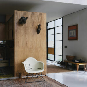 Vitra hat den Eames Fiberglass Armchair in Zusammenarbeit mit Saul Steinberg in einer stark limitierten Edition von 500 Stück aufgelegt.