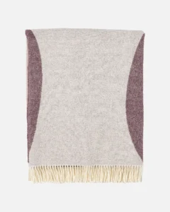 Die Wolldecke Sambara von Marimekko ist 140x180 cm, aus reiner Wolle. Bedruckt mit dem Sambara-Muster in weiss, rot und braun.