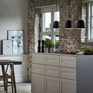 Die Caché-Kollektion wird in einem eleganten, modernen Design mit der bekannten hochwertigen Handwerkskunst von Le Klint hergestellt, bei der alle Teile in Dänemark hergestellt werden.