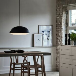 Die Caché-Kollektion wird in einem eleganten, modernen Design mit der bekannten hochwertigen Handwerkskunst von Le Klint hergestellt, bei der alle Teile in Dänemark hergestellt werden.