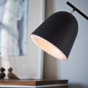 Die Caché-Kollektion wird in einem eleganten, modernen Design mit der bekannten hochwertigen Handwerkskunst von Le Klint hergestellt, bei der alle Teile in Dänemark hergestellt werden.