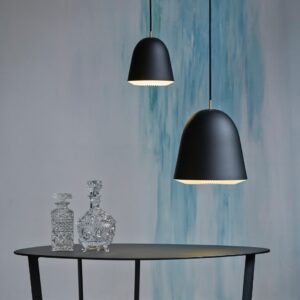 Die Caché-Kollektion wird in einem eleganten, modernen Design mit der bekannten hochwertigen Handwerkskunst von Le Klint hergestellt, bei der alle Teile in Dänemark hergestellt werden.