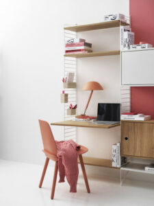 Ein Regalsystem, das in verschiedenen Material- und Farbkombinationen erhältlich ist. Vielseitig einsetzbar für den Homeoffice-Bereich.