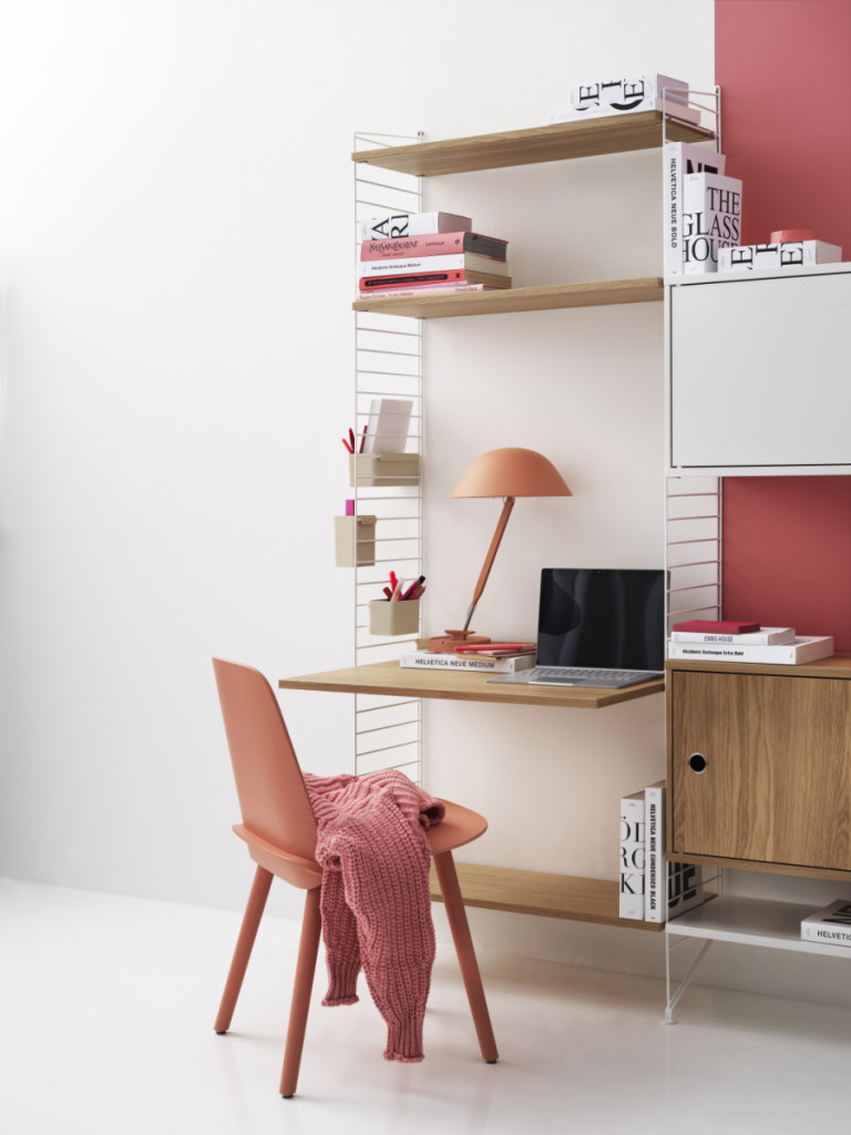 Ein Regalsystem, das in verschiedenen Material- und Farbkombinationen erhältlich ist. Vielseitig einsetzbar für den Homeoffice-Bereich.