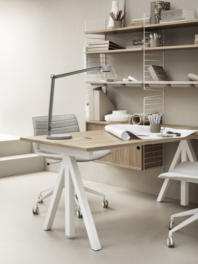 Ein Regalsystem, das in verschiedenen Material- und Farbkombinationen erhältlich ist. Vielseitig einsetzbar für den Homeoffice-Bereich.