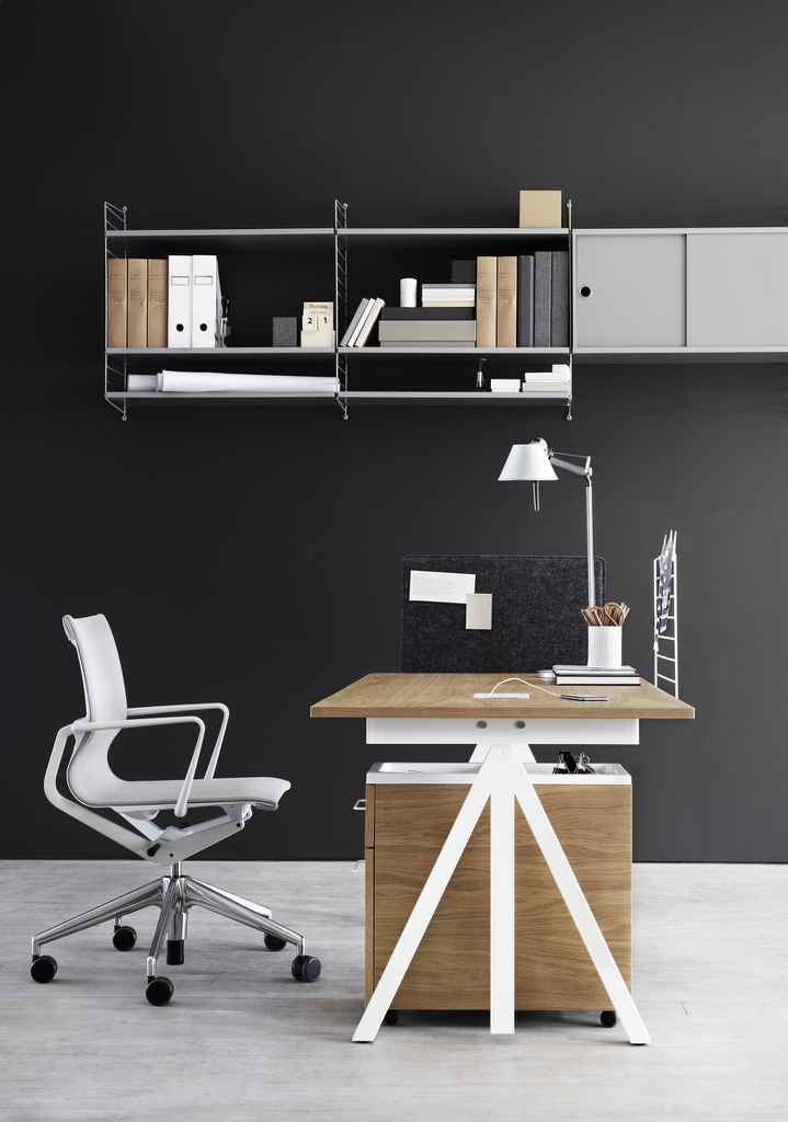 Ein Regalsystem, das in verschiedenen Material- und Farbkombinationen erhältlich ist. Vielseitig einsetzbar für den Homeoffice-Bereich.