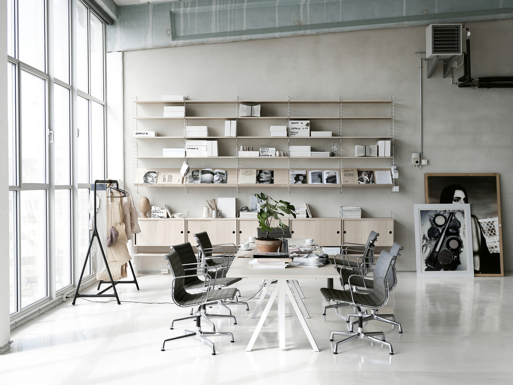 Ein Regalsystem, das in verschiedenen Material- und Farbkombinationen erhältlich ist. Vielseitig einsetzbar für den Homeoffice-Bereich.