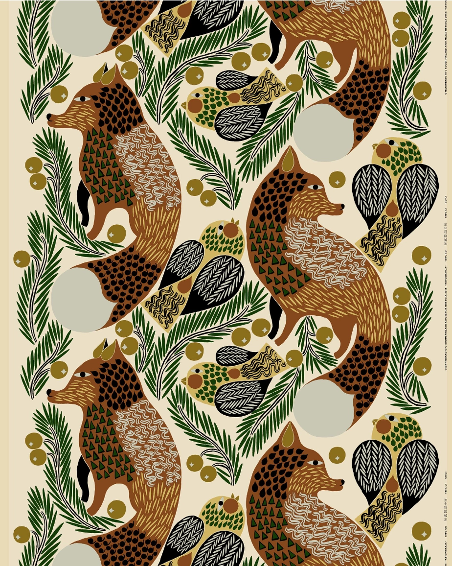 Dieser ungebleichte Baumwoll-Leinen-Mischstoff weist das Ketunmarja-Muster auf, das in Helsinki gedruckt wird. Der Stoff hat goldene Metallpigmentdetails.