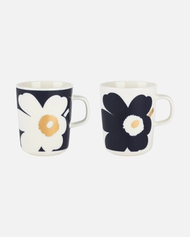 Dieses Set enthält zwei Oiva-Tassen aus weissem Steingut. Die Tassen weisen verschiedenfarbige Juhla Unikko-Muster mit goldenen Metallpigmentdetails auf.