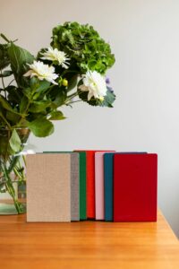 Eine Buchstütze mit dem klassischen Buchbindergewebe als praktische und dekorative Stütze für Bücher im Regal oder auf Ihrem Schreibtisch.