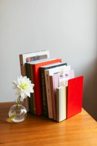 Eine Buchstütze mit dem klassischen Buchbindergewebe als praktische und dekorative Stütze für Bücher im Regal oder auf Ihrem Schreibtisch.