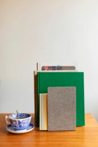 Eine Buchstütze mit dem klassischen Buchbindergewebe als praktische und dekorative Stütze für Bücher im Regal oder auf Ihrem Schreibtisch.