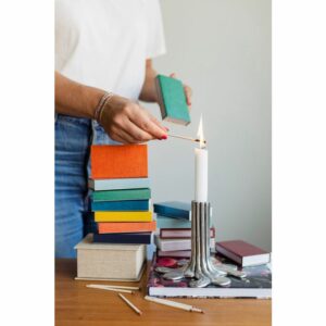 Streichhölzer in einer stilvollen Schachtel, bedruckt mit einer eingescannten Version der klassischen Buchbinderleinen