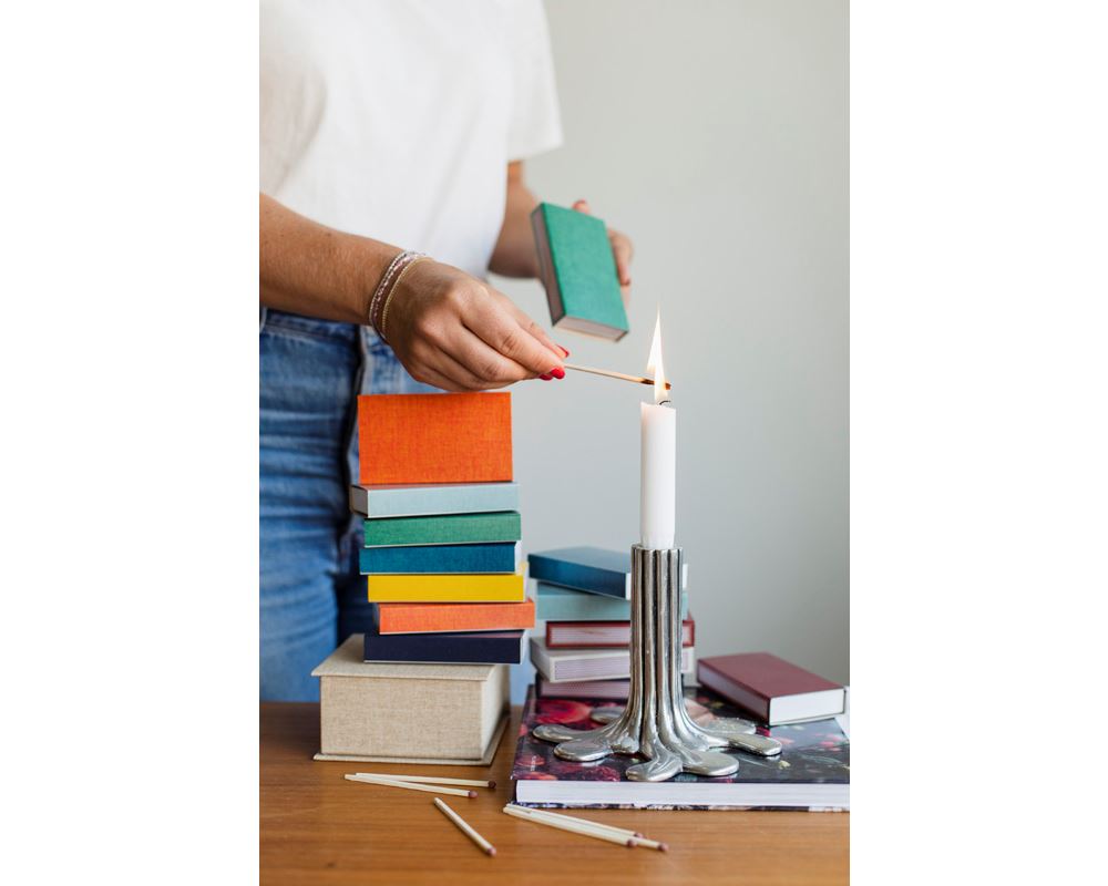 Streichhölzer in einer stilvollen Schachtel, bedruckt mit einer eingescannten Version der klassischen Buchbinderleinen