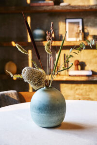 Die Moss-Vase ist von der tiefen Ruhe des Waldbodens inspiriert und bietet eine wunderbare Gelegenheit, die gedämpften Farben der Natur in Ihr Zuhause einzuladen.