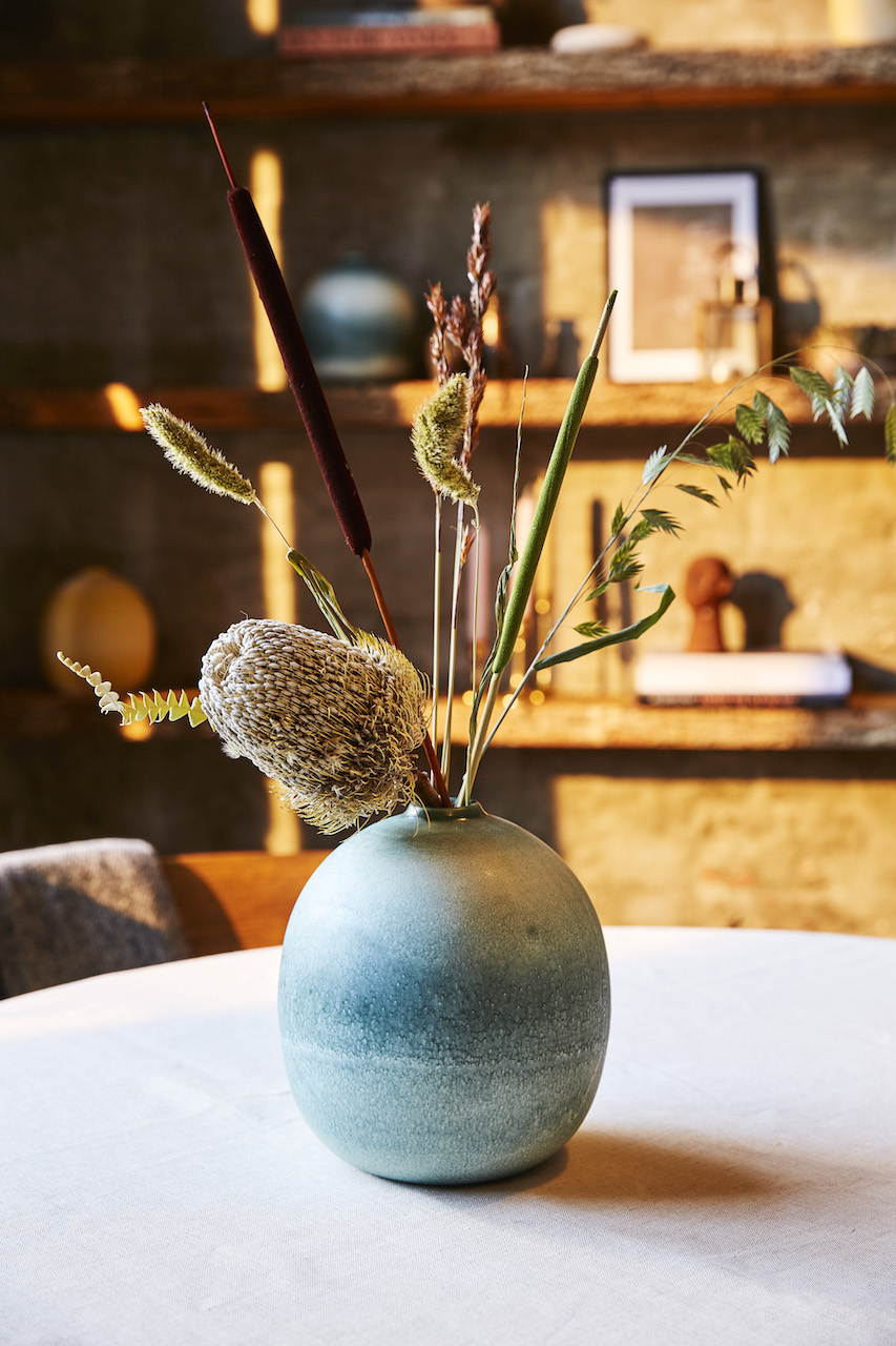Die Moss-Vase ist von der tiefen Ruhe des Waldbodens inspiriert und bietet eine wunderbare Gelegenheit, die gedämpften Farben der Natur in Ihr Zuhause einzuladen.