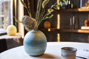 Die Moss-Vase ist von der tiefen Ruhe des Waldbodens inspiriert und bietet eine wunderbare Gelegenheit, die gedämpften Farben der Natur in Ihr Zuhause einzuladen.