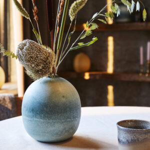 Die Moss-Vase ist von der tiefen Ruhe des Waldbodens inspiriert und bietet eine wunderbare Gelegenheit, die gedämpften Farben der Natur in Ihr Zuhause einzuladen.