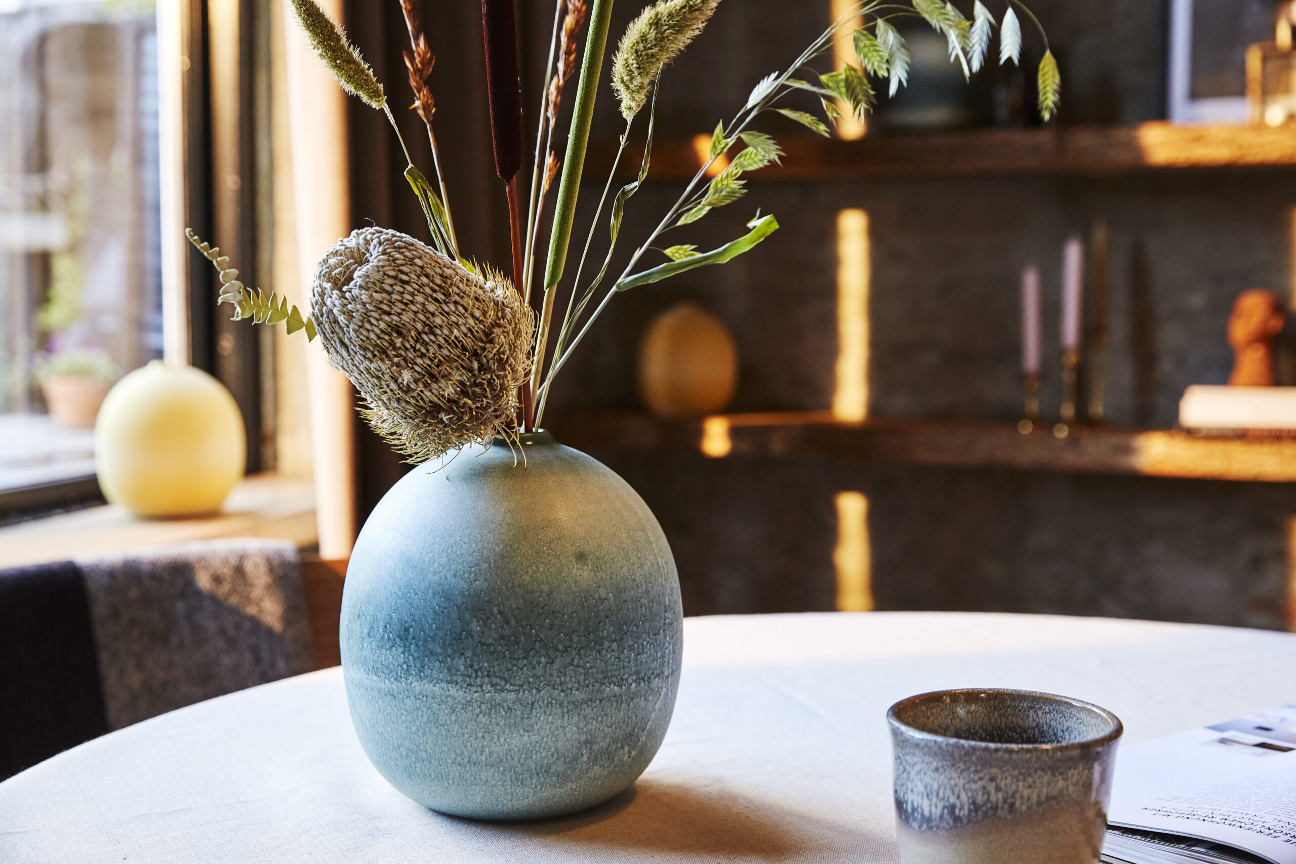 Die Moss-Vase ist von der tiefen Ruhe des Waldbodens inspiriert und bietet eine wunderbare Gelegenheit, die gedämpften Farben der Natur in Ihr Zuhause einzuladen.