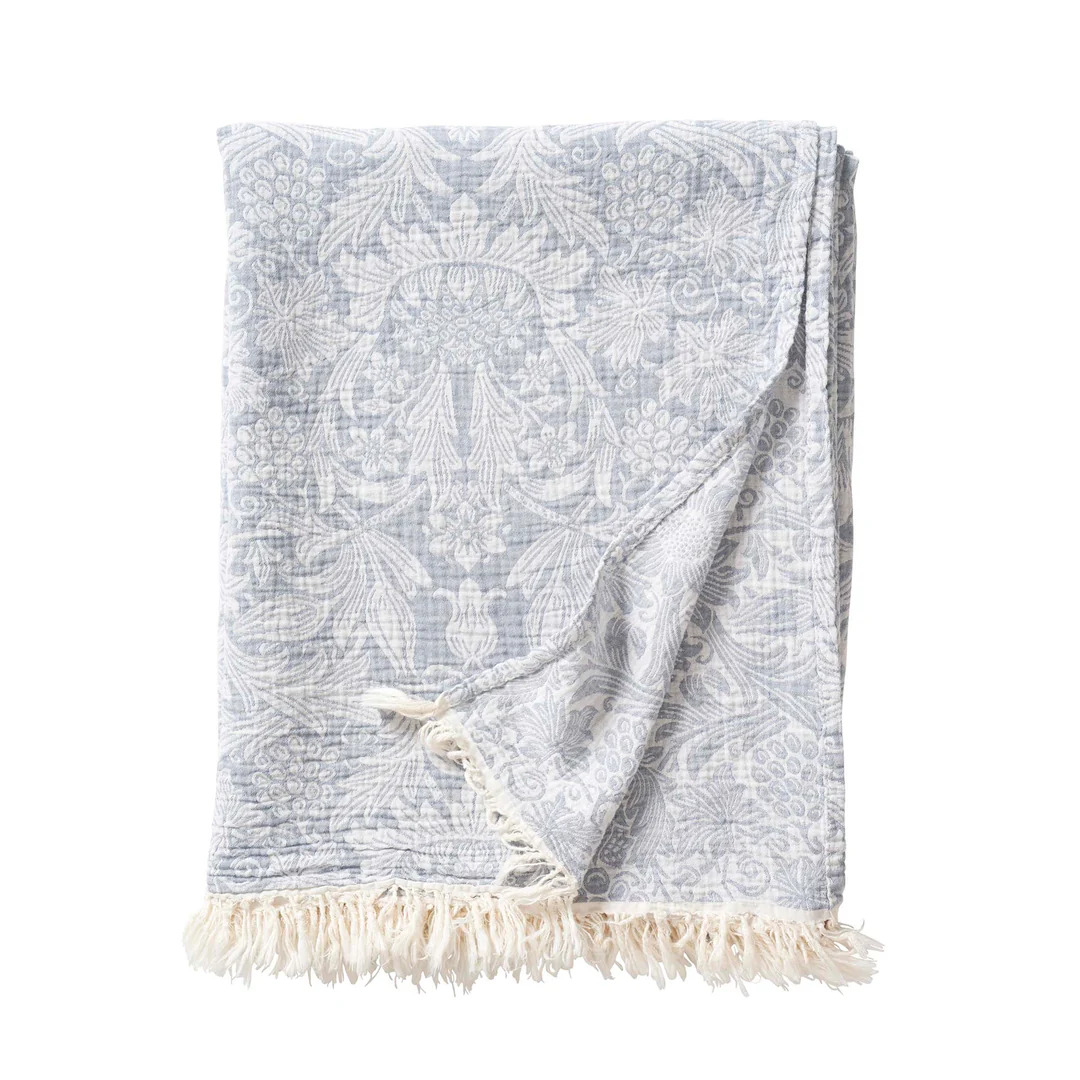 Die Wolldecke SUNFLOWER aus Baumwolle von Klippan ist in der Grösse 140x200 cm und in den Farben grün, golden und dark denim erhältlich.